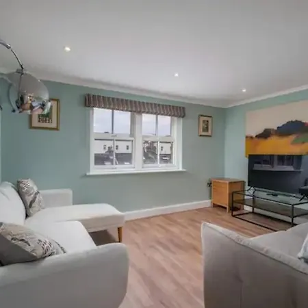 Modern Luxury Apartment, Sleeps Five, Barons Court